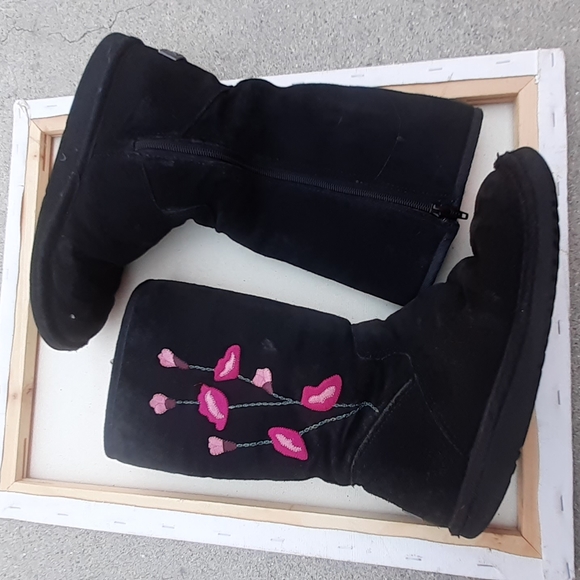 UGG Australia black suede Pink Flower Embroidery boots sz 5 Sheepskin Fur lining - Picture 4 of 9